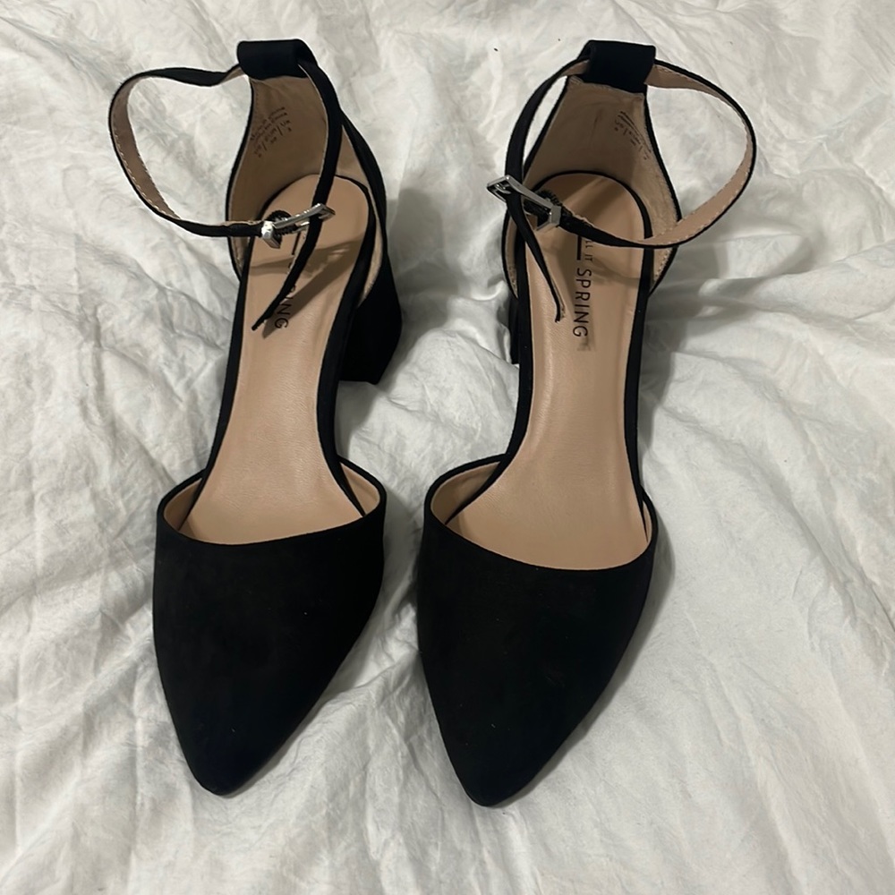Low closed toe  heel with strap